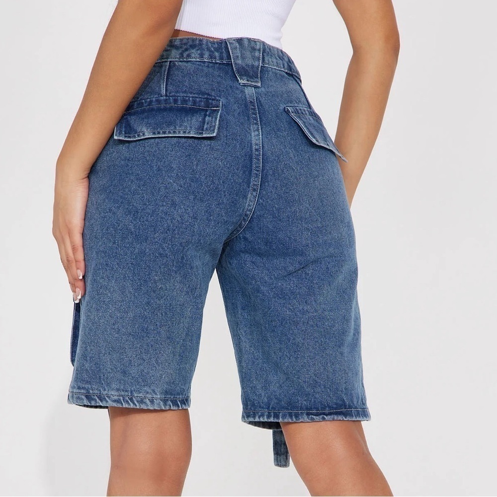 Fashion Nova Non Stretch Cargo Shorts - Medium Wash (7). NWOT - Picture 2 of 6